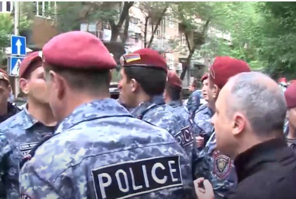 Полицейский оскорбил депутата НС Ваге Акопяна (видео)